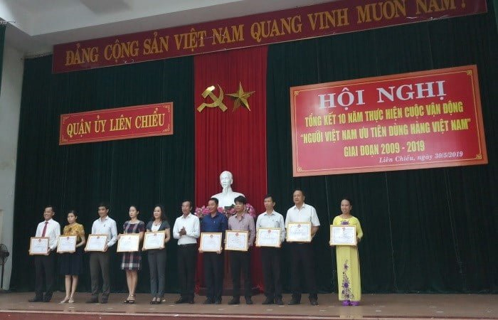 huong-que-nhan-bang-khen-cua-quan-lien-chieu-trong-cuoc-van-dong-10-nam-nguoi-vn-dung-hang-vn